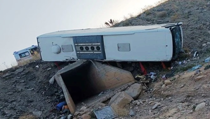 Erzurum'da tarfik kazası...Yolcu otobüsü şarampole yuvarlandı: 3 ölü, 22 yaralı