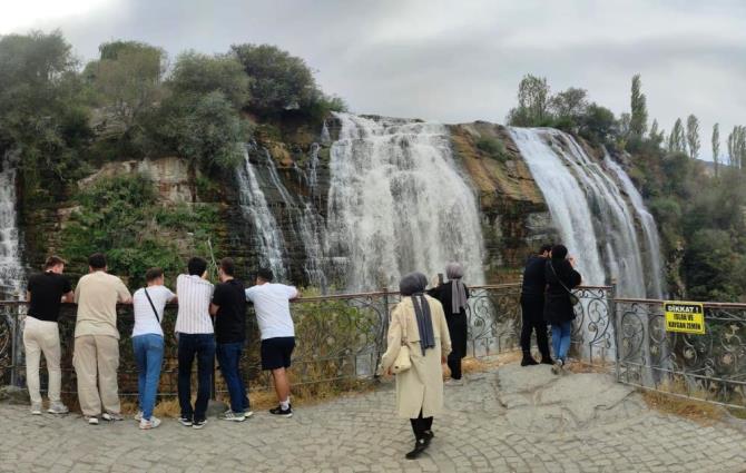 Tortum Şelalesi sonbaharın büyüsüne kapıldı