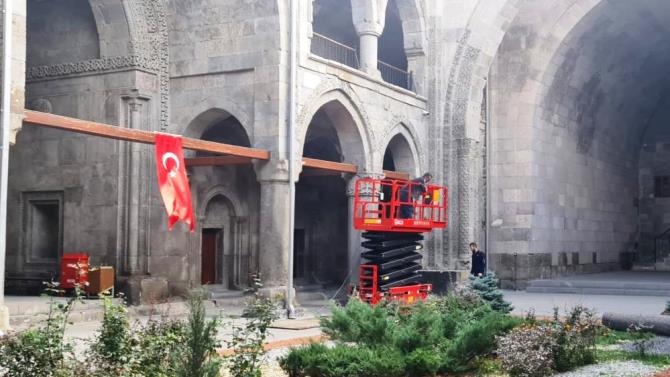 Çifte Minareli Medrese bir hafta ziyaretçilere kapalı