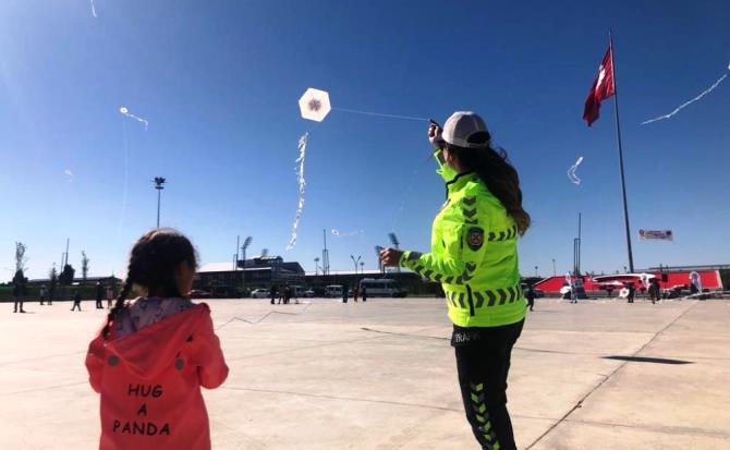 Uçurtmalarını polis eşliğinde uçurdular