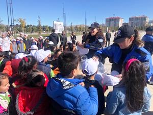 Uçurtmalarını polis eşliğinde uçurdular