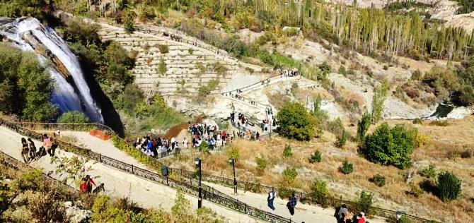 Bin kişilik öğrenci kafilesi Uzundere’yi gezdi