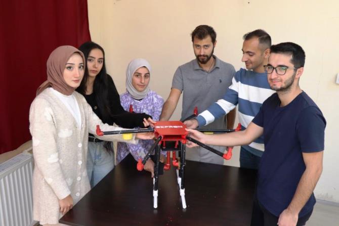 Depremzede öğrencilerden depremde arama kurtarma çalışmaları için dron projesi