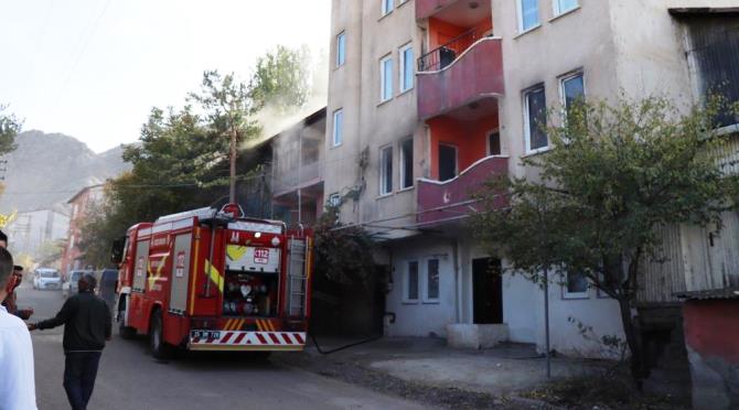 İş makinesinin kazayla koparttığı elektrik teli yangına neden oldu