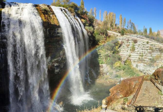 Tortum Şelalesi gökkuşağı ile süslendi