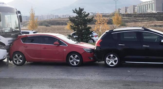 23 kişinin yaralandığı zincirleme kaza güvenlik kamerasına yansıdı