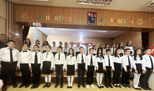 Sabancı ilkokul öğrencilerinin 100. Yıl gösterilerine büyük ilgi