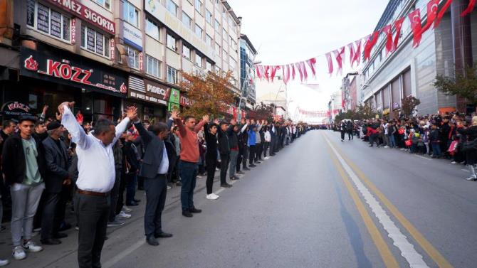 Cumhuriyetin 100. yılını Cumhuriyet Caddesi’nde bar oynayarak kutladılar