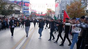 Cumhuriyetin 100. yılını Cumhuriyet Caddesi’nde bar oynayarak kutladılar