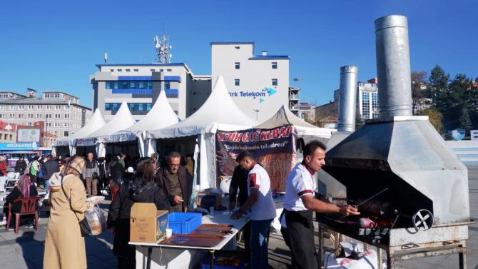 Cağ kebapları Filistin halkına destek için kesiyorlar