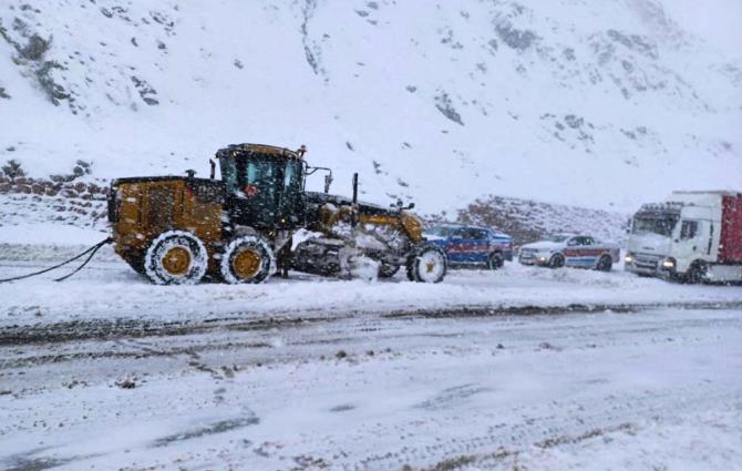 Jandarma karda mahsur olan vatandaşları kurtardı