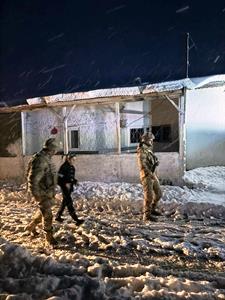 Jandarma karda mahsur olan vatandaşları kurtardı