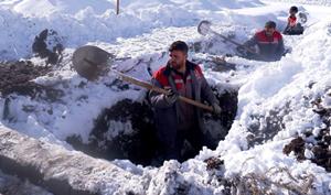 Erzurum’da mezarlıkta kış hazırlığı