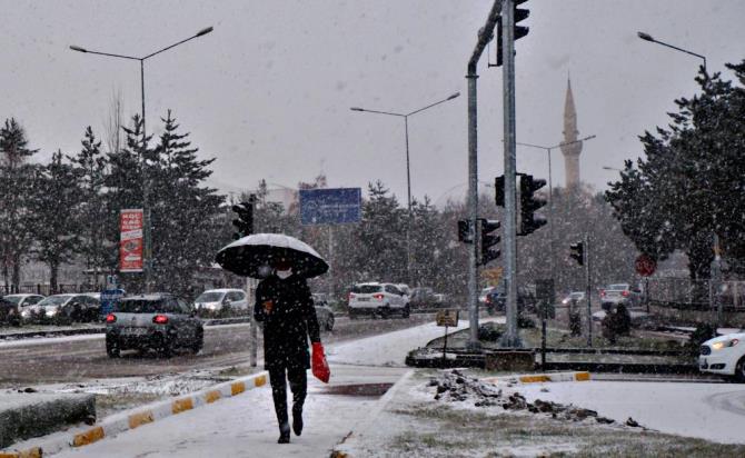 Erzurum güne karla başladı