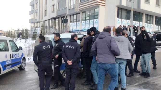 Oyuncak silahla sosyal medya için görüntü çeken gençler, polisi alarma geçirdi