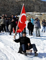 Erzurum'da leğenle kayak festivali