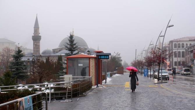 Erzurum'a yağış yağmur ve sisle geri döndü