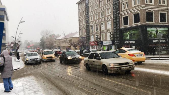 Erzurum’da kar ve tipi etkili oluyor