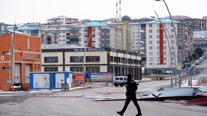 Erzurum’da fırtına çatıları uçurdu