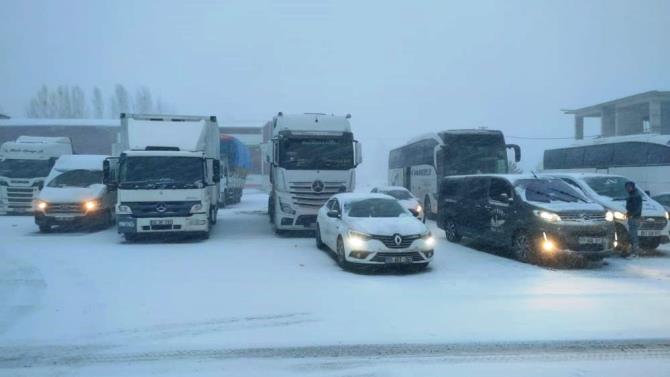 Erzurum’un Erzincan ve Bayburt yolları trafiğe kapatıldı