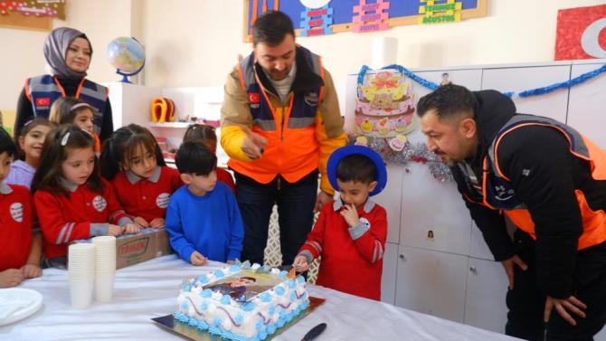 AFAD Gönüllüleri'nden depremzede Yiğit Buğra'ya sürpriz kutlama