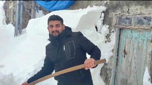 Aşkale'de kar kalınlığı 1,5 metreyi aştı