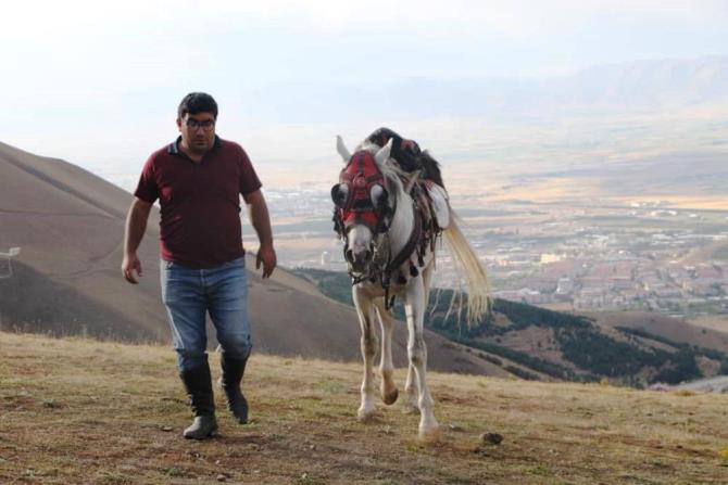 “Eski Çağ’dan Modern Çağ’a” atın kitabını yazdılar