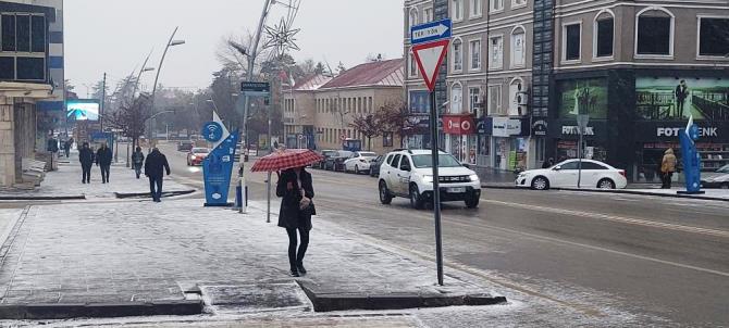 Erzurum’da kar yağışı etkili oluyor