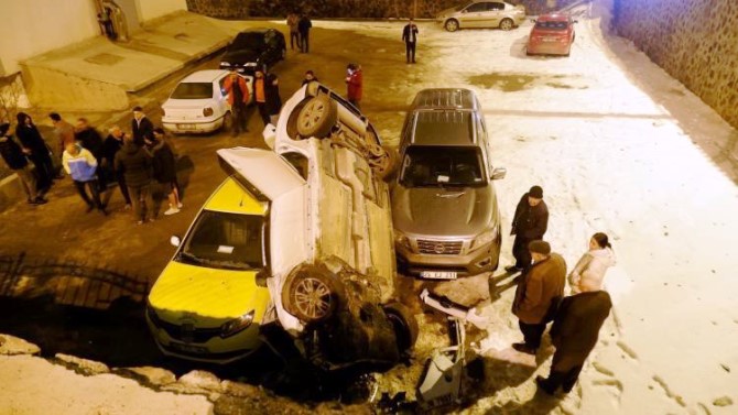 Erzurum’da feci kaza; araçlar bahçe duvarından aşağı uçtu