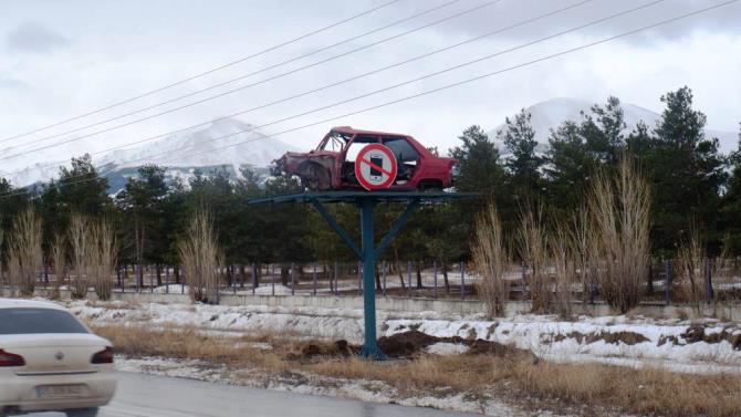 Trafik kazalarını önlemek için hurda araçlarla ilginç farkındalık