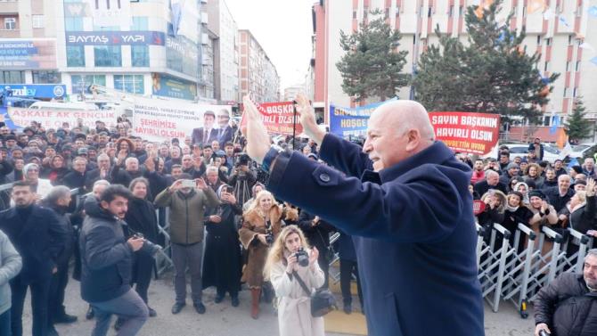 Erzurum Başkan Sekmen'i bağrına bastı.Başkan Sekmen: “Eser siyasetimiz devam edecek”