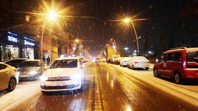 Erzurum’da kar yağışı etkili oluyor