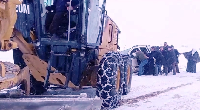 Yolda kalan otomobil iş makinası ile kurtarıldı