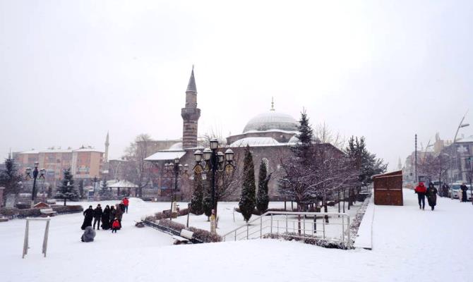 Erzurum’da kar yağışı etkili oluyor, 144 köy yolu kapalı