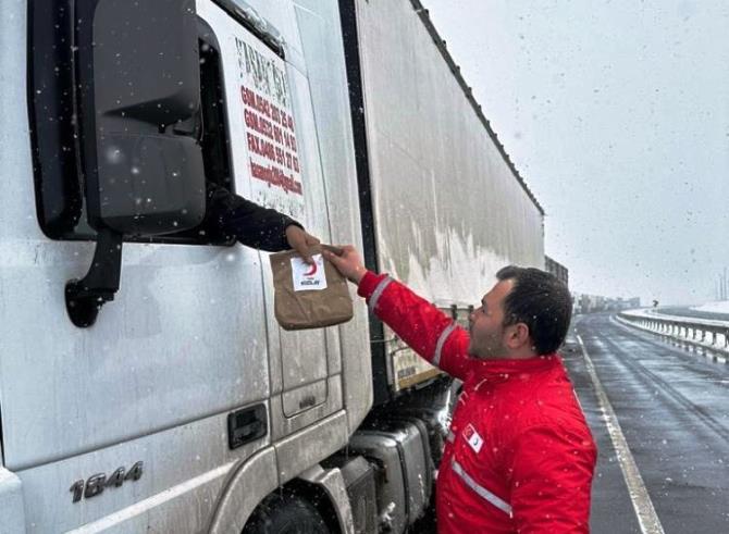 Yolda kalan araçlardaki vatandaşlara sıcak çay ve çorba ikramı