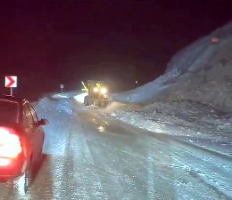 Erzurum'da karayoluna çığ düştü