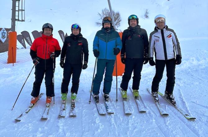 Erzurum Valisi Mustafa Çiftçi’den kayak keyfi