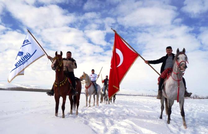 Erzurum’da kar üzerinde cirit keyfi