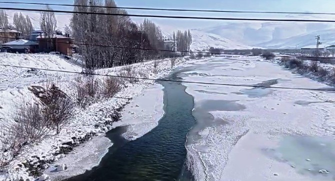 Aşırı soğuklar Aras Nehri'ni dondurdu