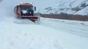 Karla mücadele ekipleri yollarda kar temizliği ve tuzlama çalışması yapıyor