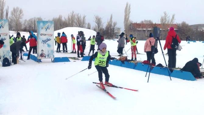 Erzurum’da kayaklı koşu yarışları nefes kesti