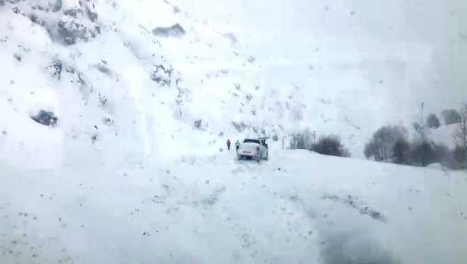 Erzurum-Rize karayoluna çığ düştü