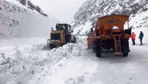 Erzurum-Rize karayoluna çığ düştü