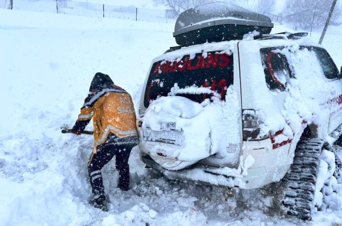 Paletli ambulans mahsur kaldı traktörle çektiler