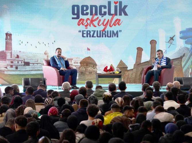 Bakan Tekin Erzurum'da gençlerle buluştu