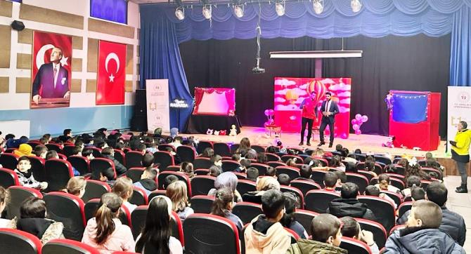 “Gülümseyin Geliyoruz” Aşkale’de çocuklarla buluştu