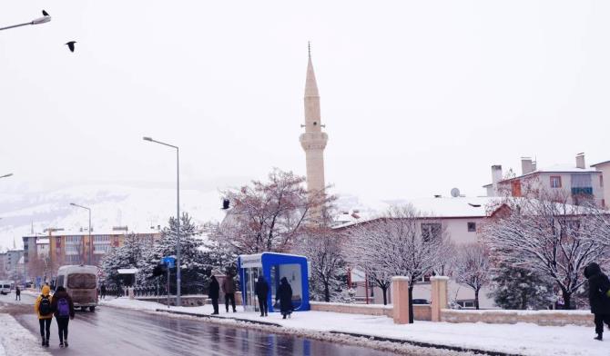 Erzurum güne karla uyandı