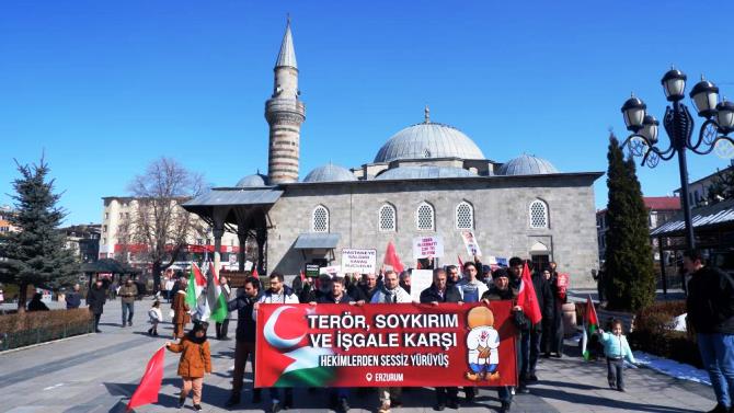 Sağlıkçılar Erzurum’da Gazze için yürüdü