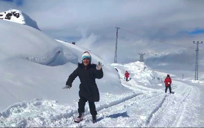 2 bin 400 rakımda kar vatandaşı esir alıyor