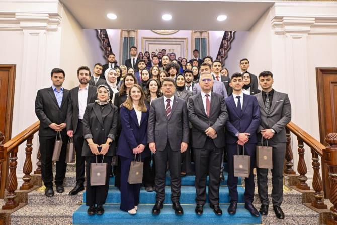 Bakan Tunç Erzurum’dan gelen genç hukukçularla görüştü